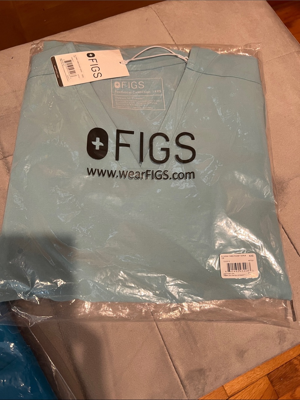FIGS Three-Pocket V-Neck Scrub Top in Teal